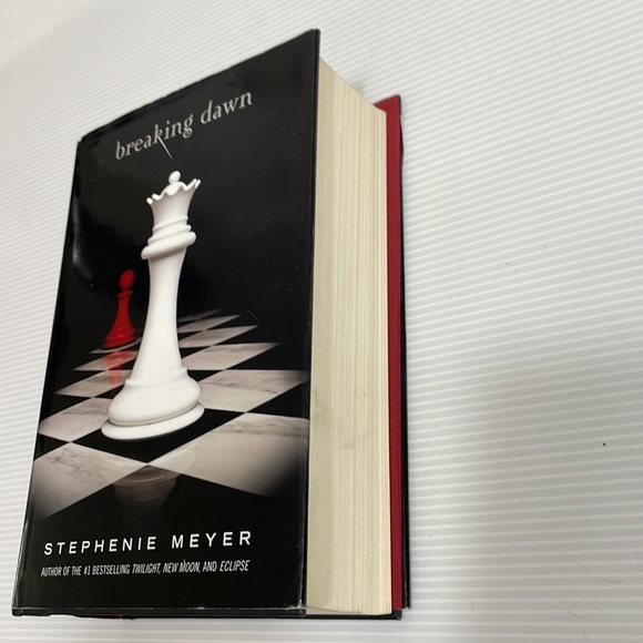 First Edition hardcover Breaking Dawn book written by Stephanie Meyer - Picture 7 of 10